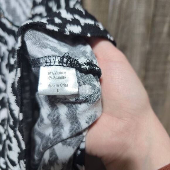 Soul Revival Black and White All Over Print Beaded Tank Top NWT - Picture 6 of 6